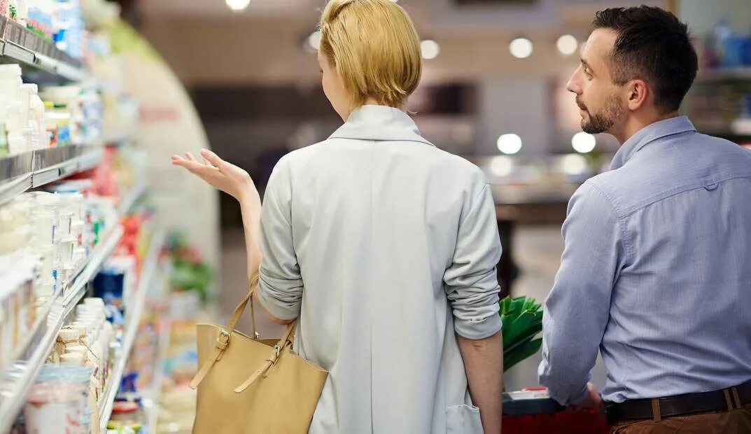Продукты в супермаркете. Девушка в магазине продуктов. Люди в супермаркете. Продукты в супермаркете. Он не покупает продукты.