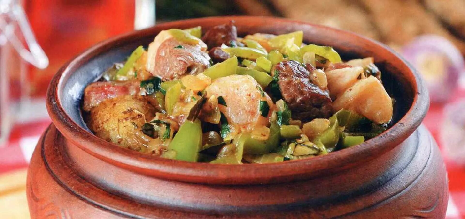 Баранина в горшочке. Баранина с картошкой в горшочке в духовке. Чанахи в горшочках в духовке. Баранина в горшочке в духовке. Баранина с картошкой в горшочке в духовке.