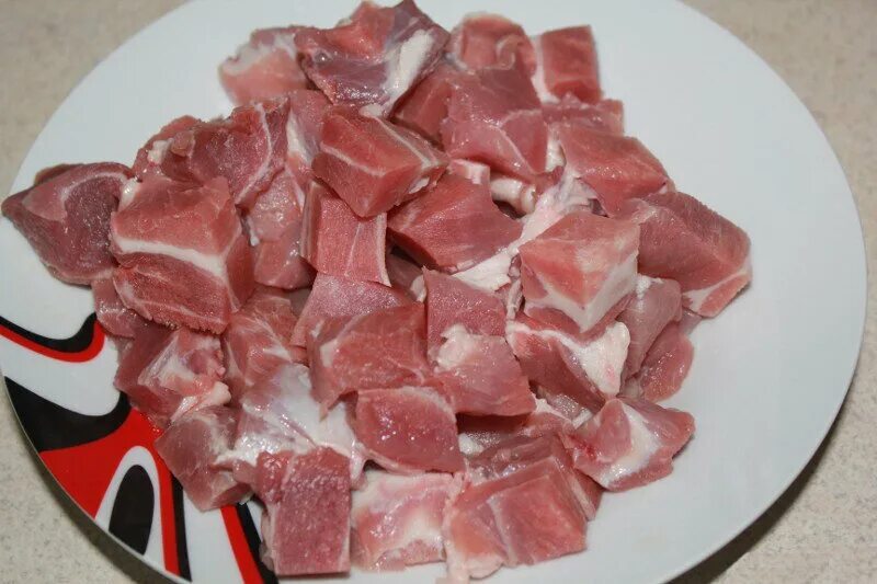 Как нарезать мясо кубиками. Свинина порезанная кубиками. мясо кубиками свинина. порезать мясо на шашлык. нарезка мяса на гуляш.
