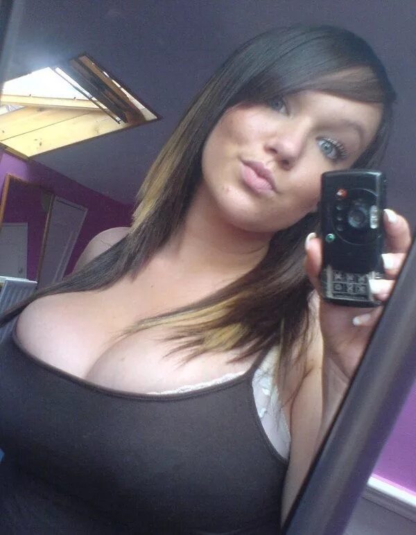 Девушка перед вэюкамерой. Пышные девушки веб камера. Пышные девушки веб камера. Девушка перед веб камерой. Красивая девушка вебка.