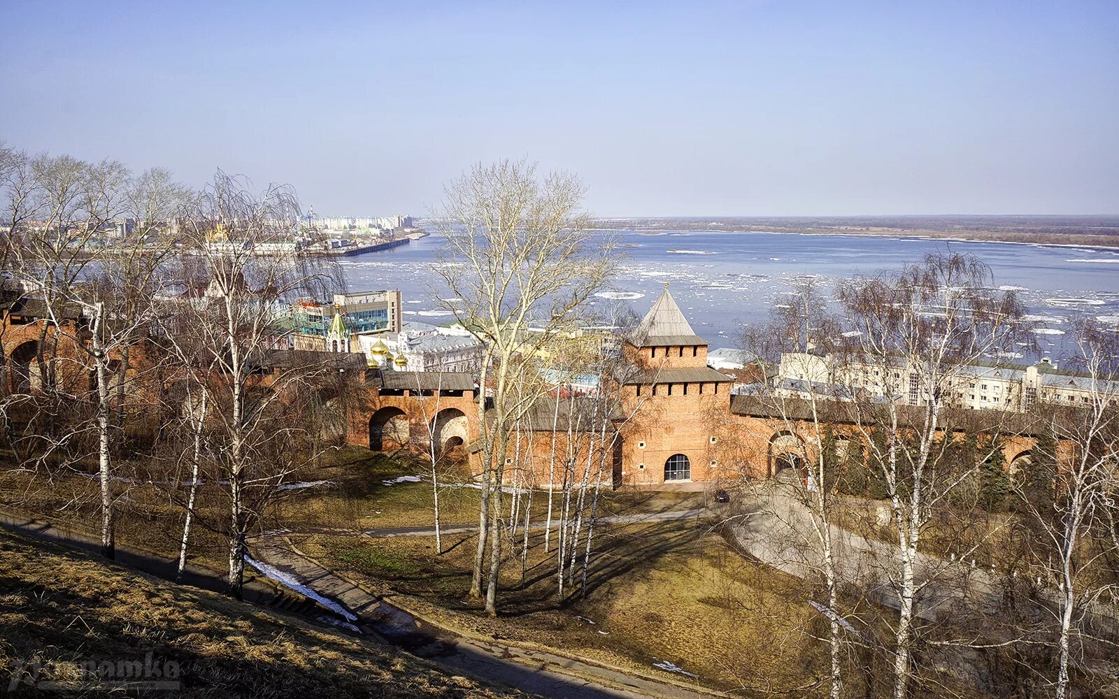 Споры нижнего новгорода. Нижегородский Кремль Нижний Новгород весной. Нижегородский Кремль весной. Ледоход Нижний Новгород.