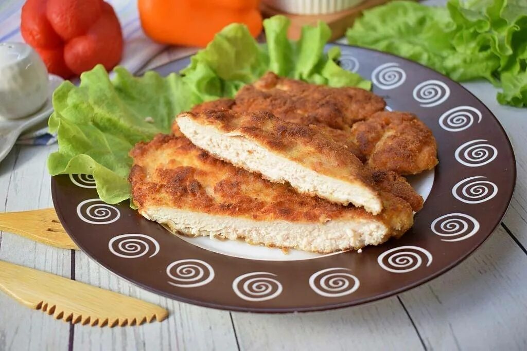 Как пожарить куриный шницель. Шницель куриный по венски. шницель из куриной грудки. шницель куриный в панировке. шницель куриный в панировке на сковороде.