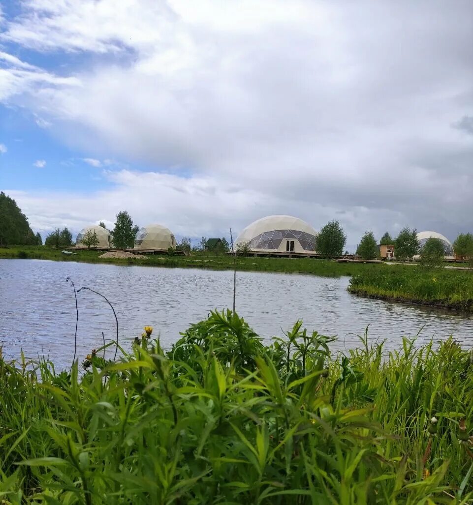 Глэмпинг телецкое озеро. Тульская обл. Глэмпинг холмы ульяновск. Глэмпинг ветрено. Глэмпинг шалаш.