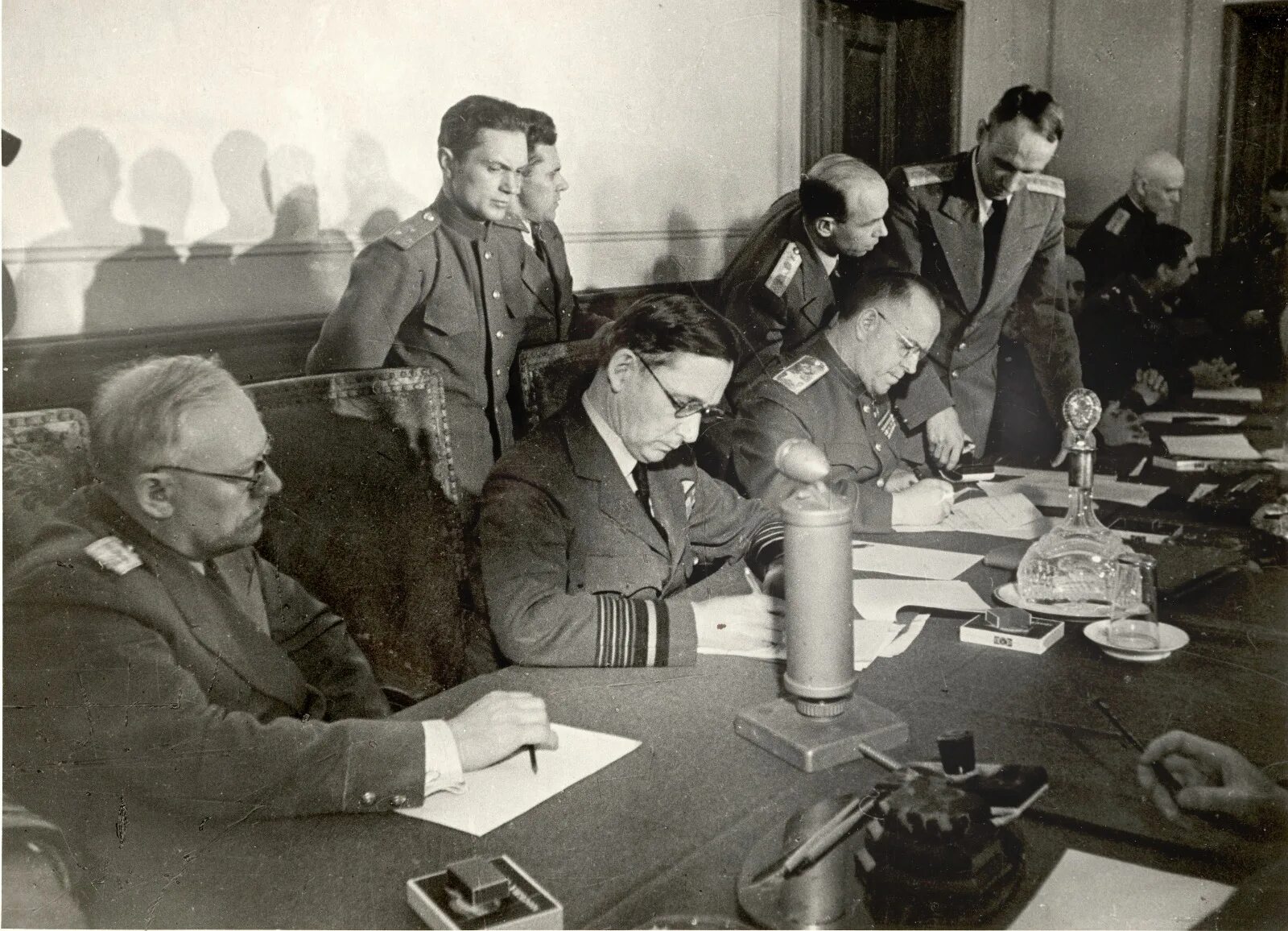 Мир капитуляции. Подписание капитуляции германии 1945. капитуляция германии 1945 жуков. капитуляция германии 8 мая 1945. капитуляция германии 1945 жуков подписывает акт.
