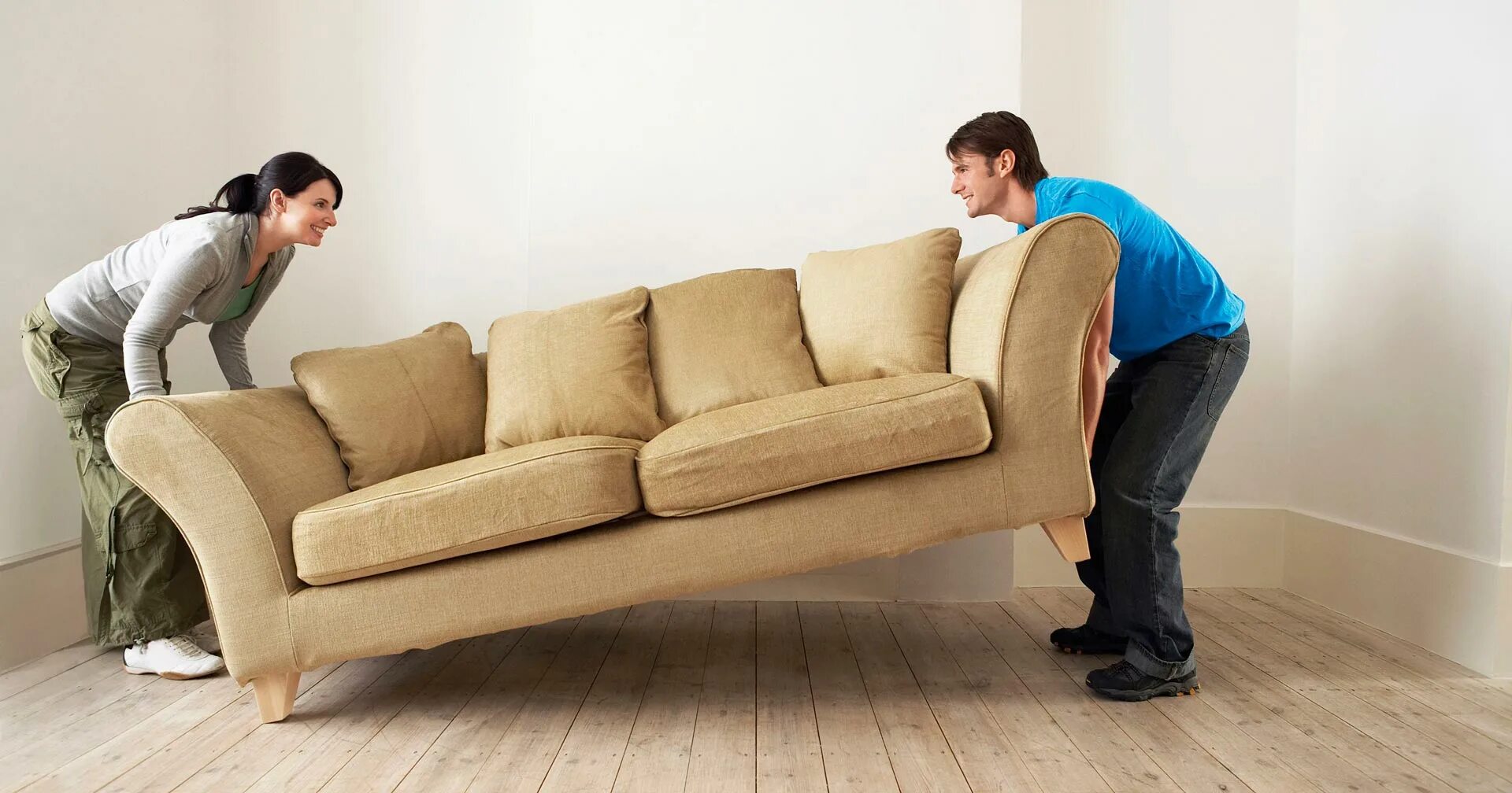 Голодный диван. Тащит диван. Передвигать мебель. Мягкая мебель. Человек на диване.