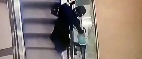 Ребенок упал с эскалатора