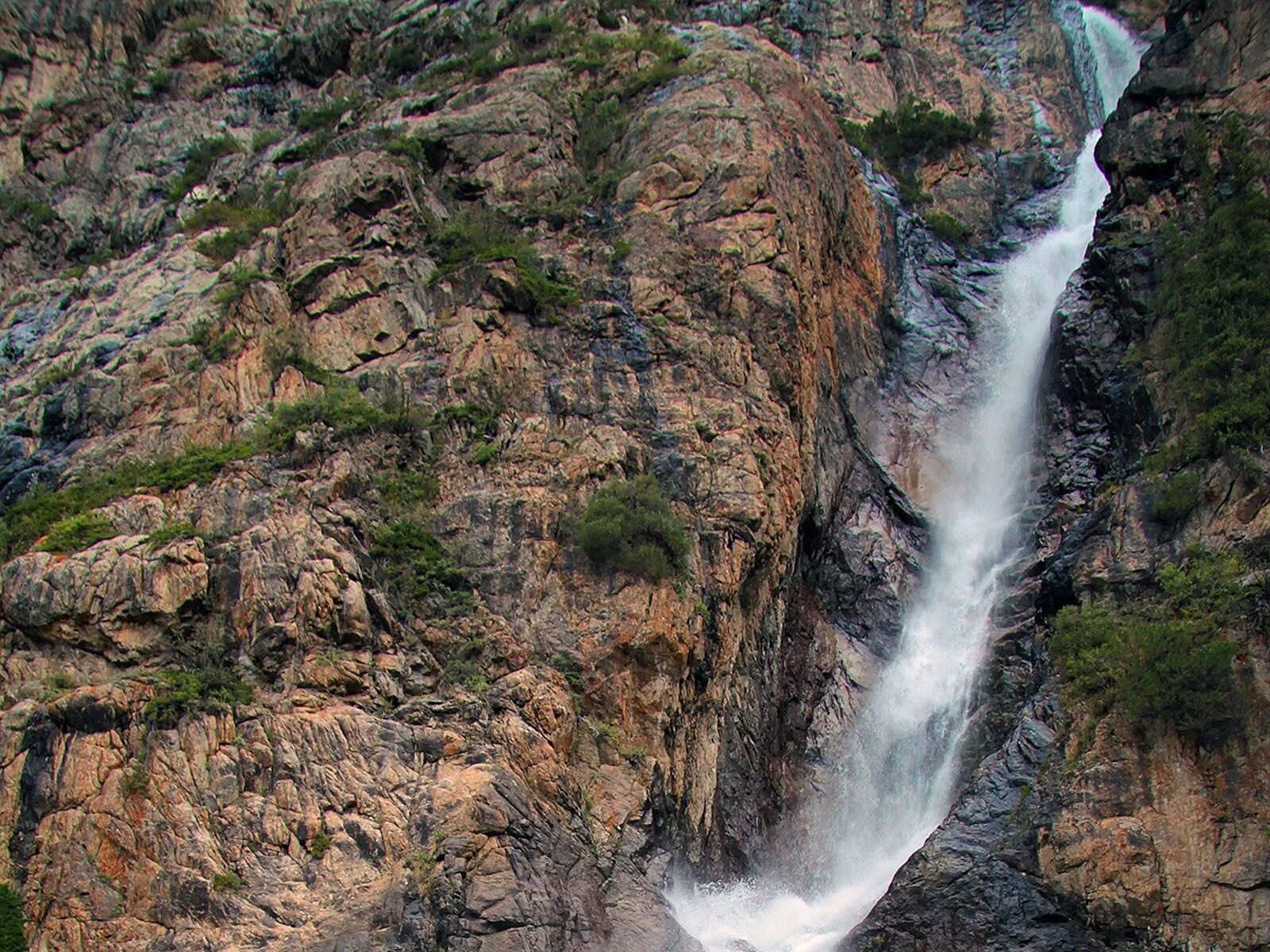 маленький ручеек. горный ручеек дагестанский. водопад тургень алматы. ағып жатыр бұлақ жағасында. водопад тургень алматы.