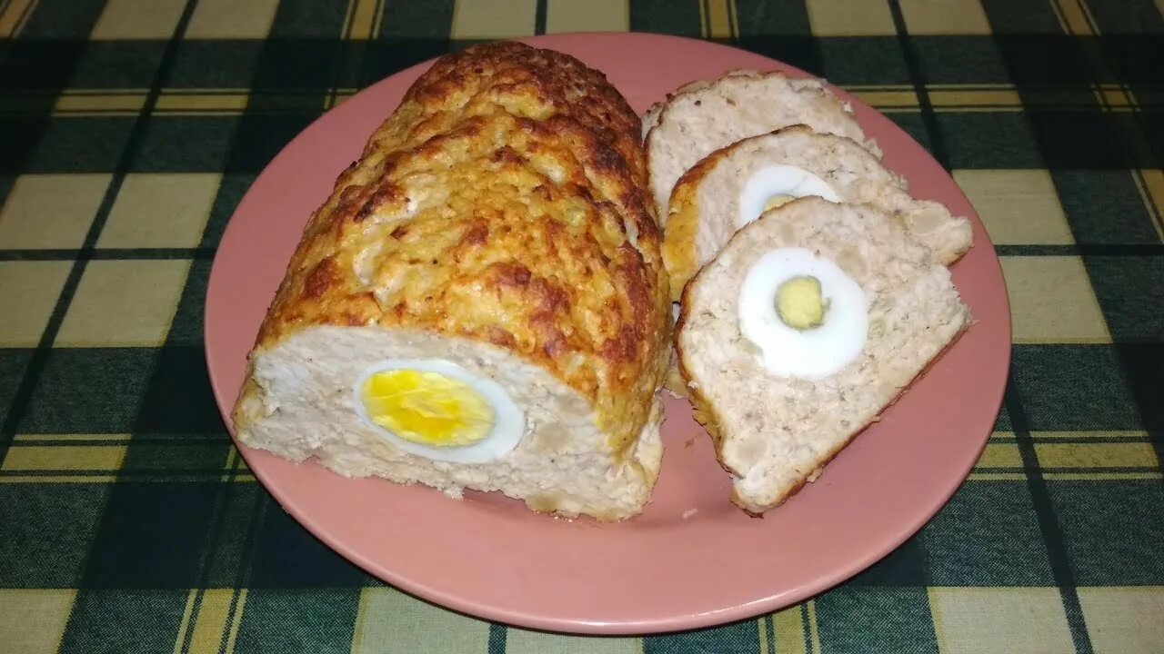 Куриные рулетики с яйцом. Куриный рулет с яйцом. рулет из курицы с яйцом. куриный рулет с яйцом внутри.