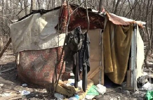 Бомжи в палатке. Палатка на мусорке.