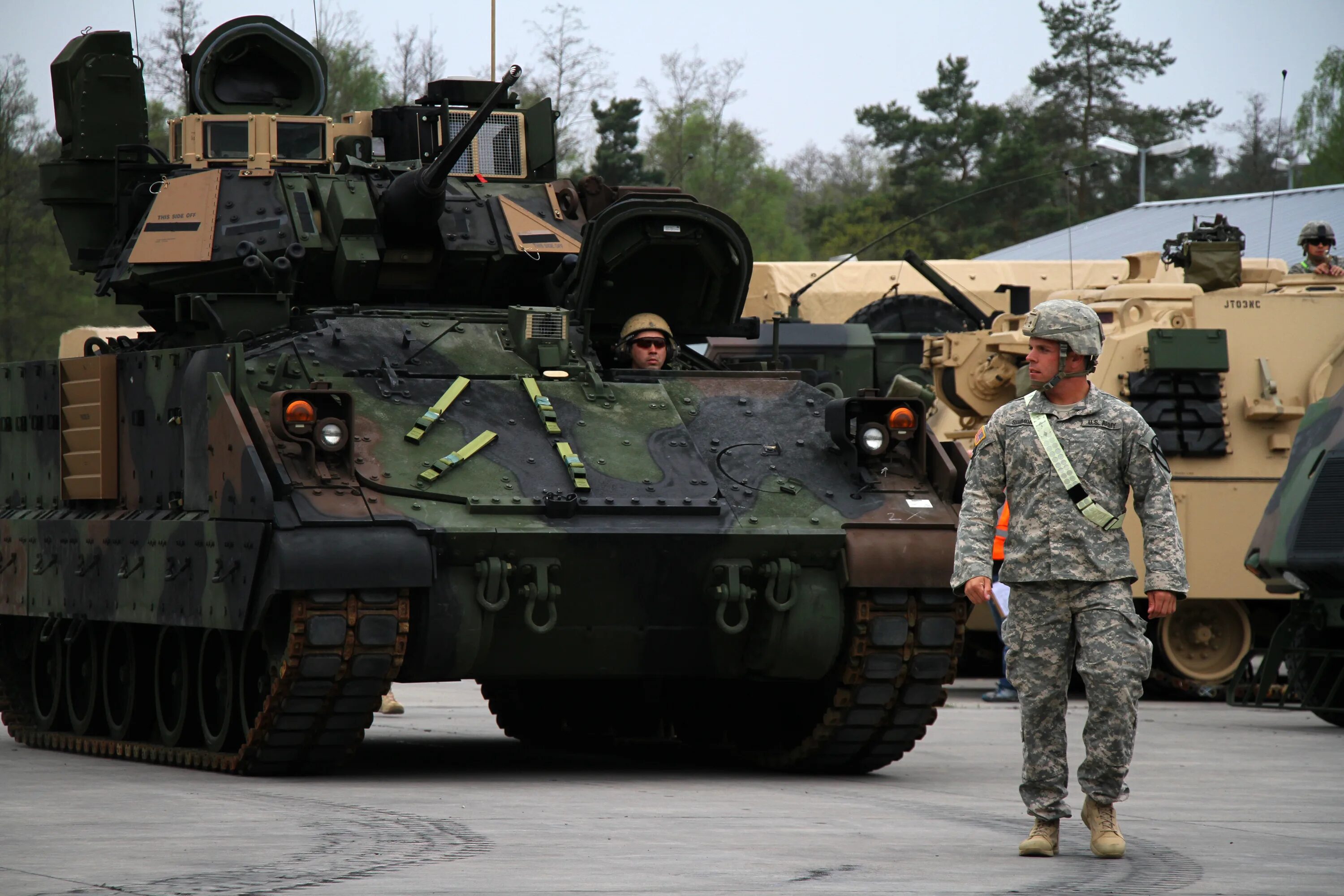 Брэдли на украине. БМП м2 Bradley. БМП Брэдли в Ираке. БМП м2 Брэдли. БМП Брэдли и Мардер.