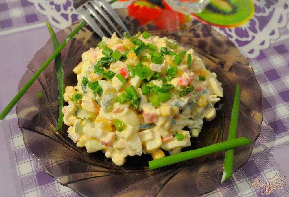 Салат скраб палочками. Салат с крабовыми палочками и кукурузой и огурцом. Салат с крабовыми палочками и рисом и огурцом. Крабовый салат подача. Салат из крабовых палочек с огурцом.