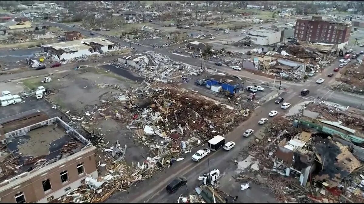 Самый разрушительный ураган в сша. Разрушения от Торнадо в США. Торнадо в Америке 2023. Торнадо разрушает город.