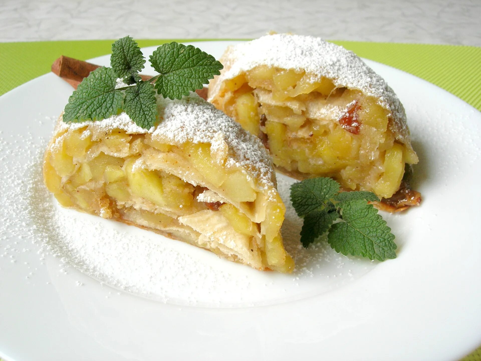 Яблочный штрудель (Apfelstrudel). Венский штрудель Австрия. Венский штрудель классический. Штрудель с яблоками классический.