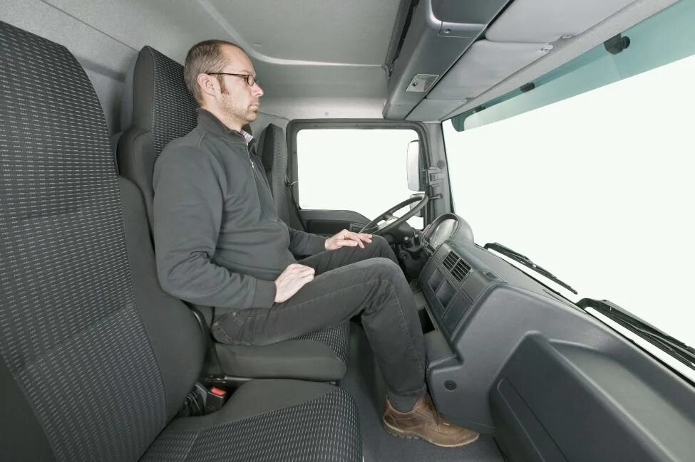 Ман tgx 18 480 салон. Тягач man tgx. Ман tgx 2021. Man видео обзор. Фотосессия мужчина и грузовик.