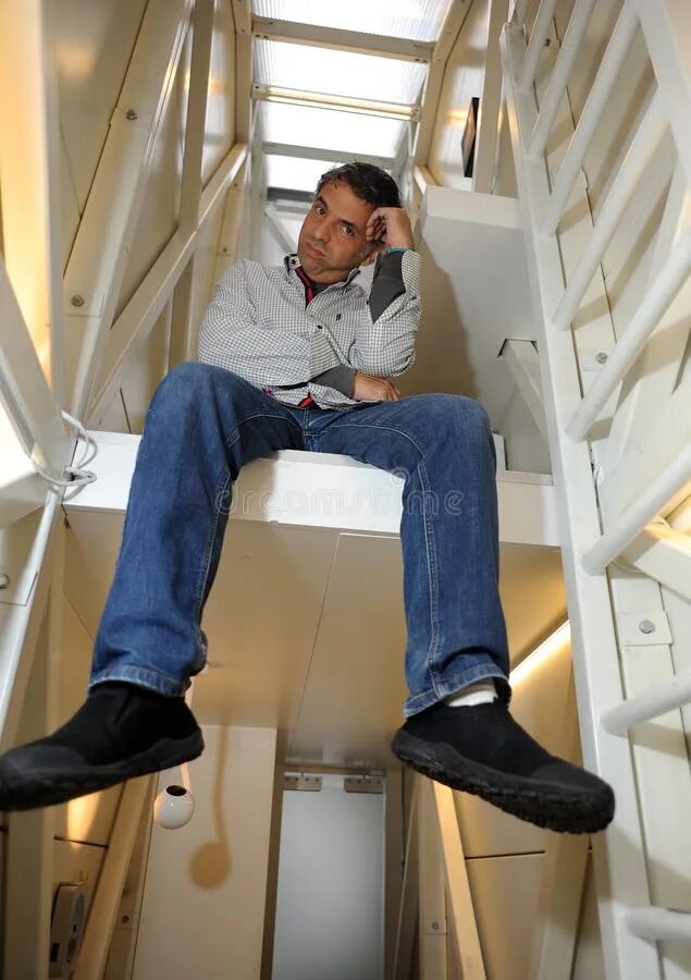 Самый узкий дом в варшаве. Наклейка 24 часа. 24 часа. Логотип 24 часа. Дом керета в варшаве.