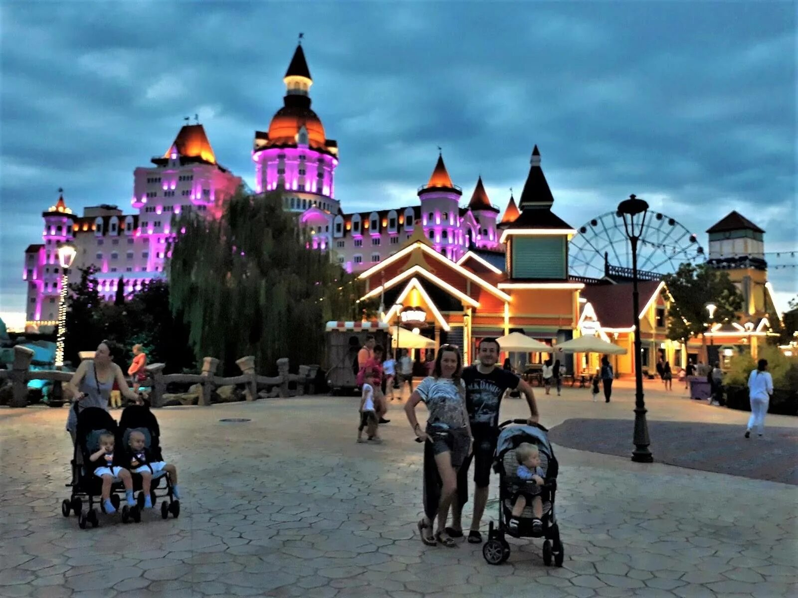 Ночной парк в москве. Каток на вднх на пруду. Москва вечером. Центр москвы. Москва манежная площадь вечером.