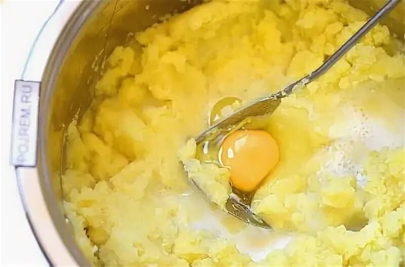 Можно ли в пюре добавлять яйцо. Картофельное пюре с яйцом. надо ли добавлять в пюре яйцо. зачем в пюре добавляют яйцо. можно ли добавлять в пюре яйцо.