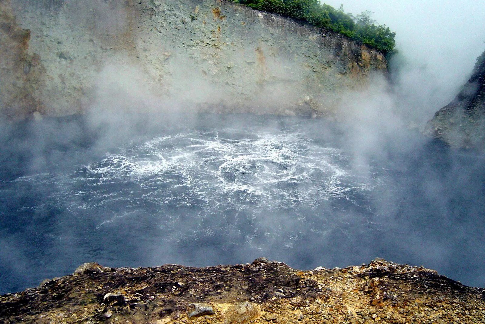 Самая теплая вода в мире. Кипящее озеро Бойлинг Лейк в Доминике. Кипящее озеро (Доминиканская Республика).