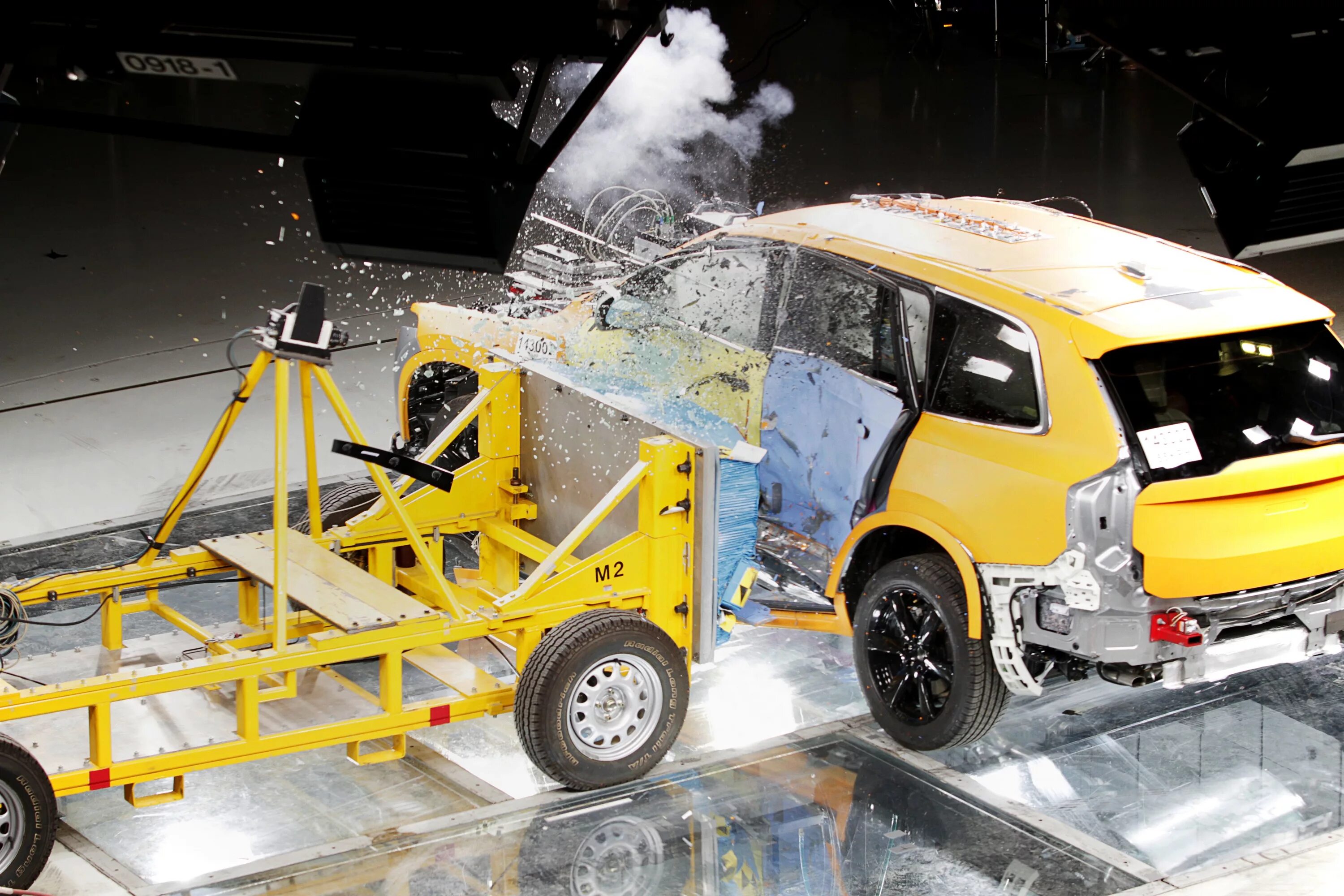 Краш тест машин. Volvo crash test. краш тесты автомобилей вольво. volvo 144 crash test. первые краш тесты автомобилей.