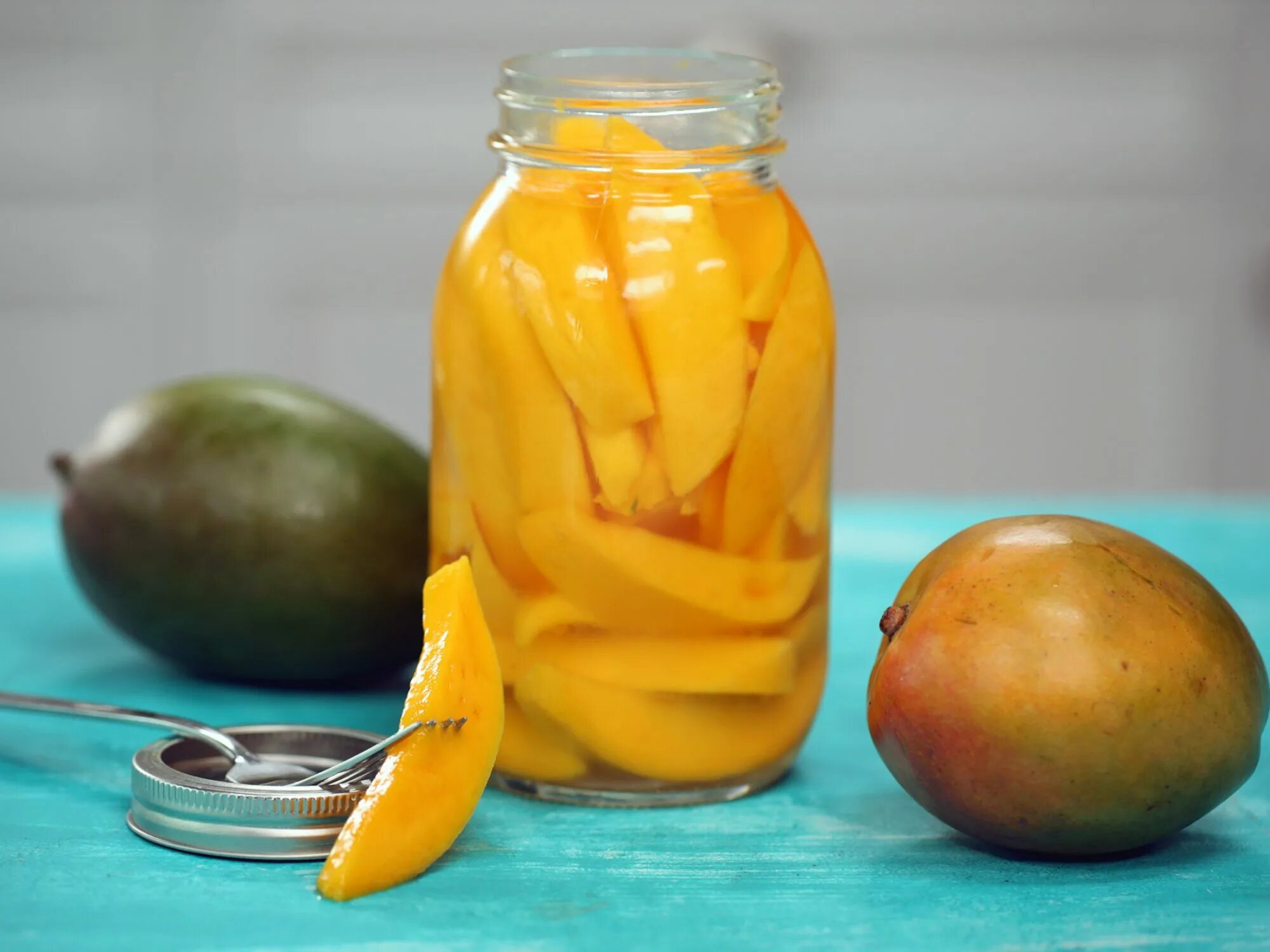 Манго на зиму рецепты. Манго. pickled mango. маринованное манго. манго в воде.