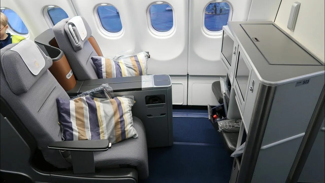 Первый класс эмирейтс а380. Канадский бизнес-джет. Boeing 757-200 black jet. Бизнес класс на мальдивы. Azur air 757 черный.