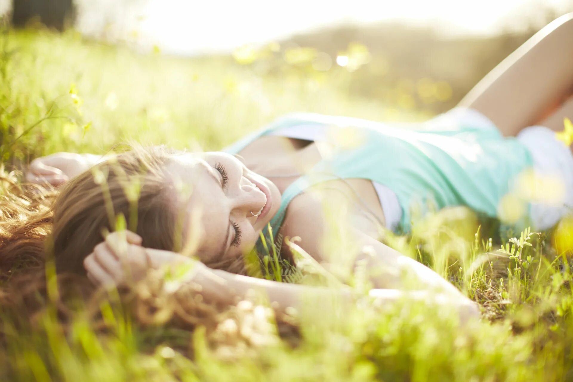 Рабочий стол настроение. Девушка лежит на траве. Счастливая девушка. Фотосессия на траве. Левушка на солнышке лежит.