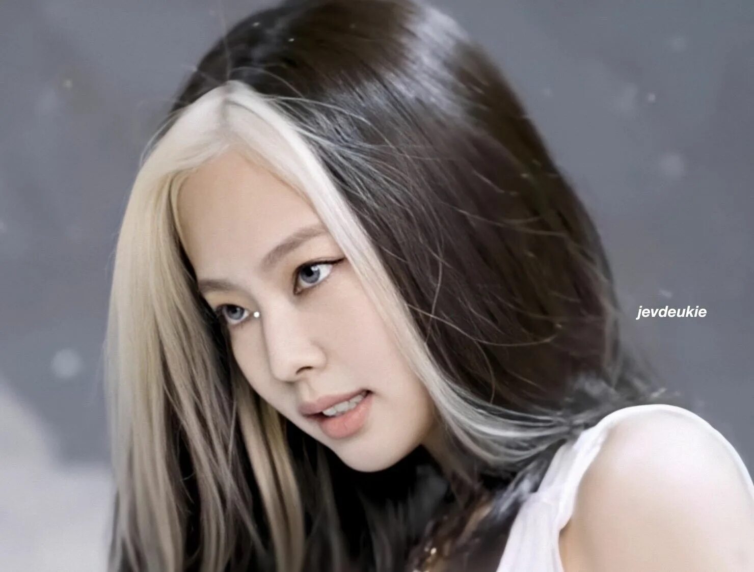 Блэк лайк. Дженни 2025 blackpink пряди. дженни из blackpink 2025 с белыми прядями. дженни из блэк пинк 2025. дженни блэк пинк 2025.
