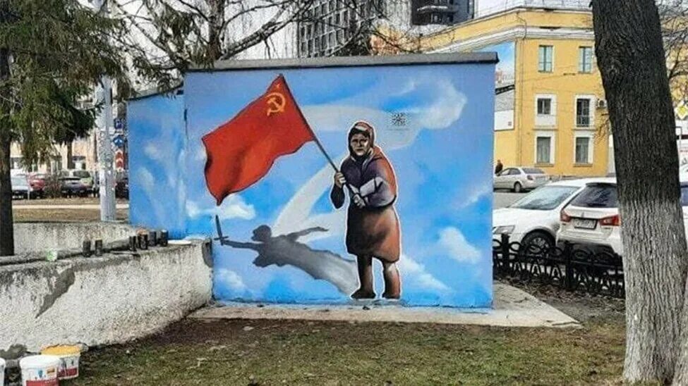 Бабушка с флагом вышла к