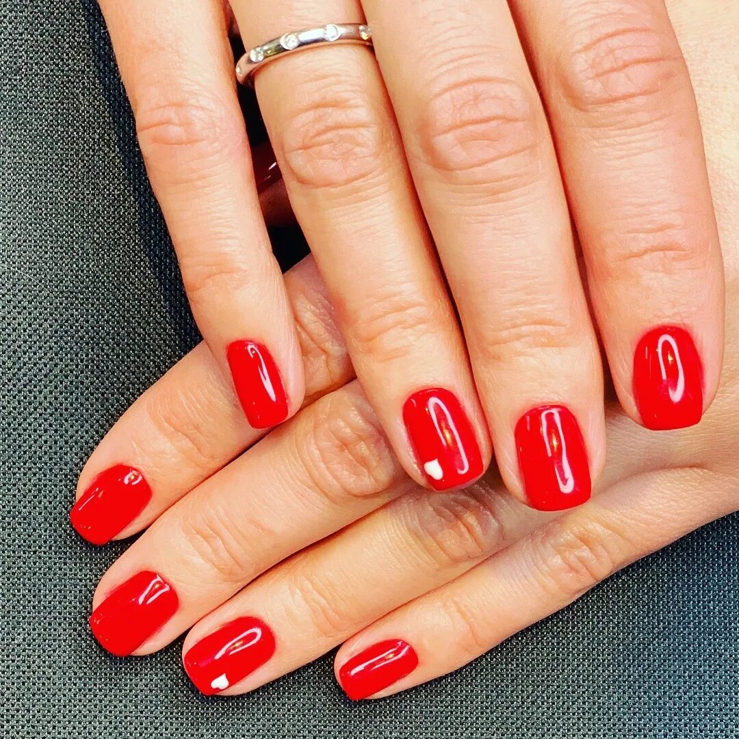 Красный маникюр со стразами. Шеллак 2021 красный. Красивый красный маникюр. Маникюр красные ворота. Ferrari красные ногти.