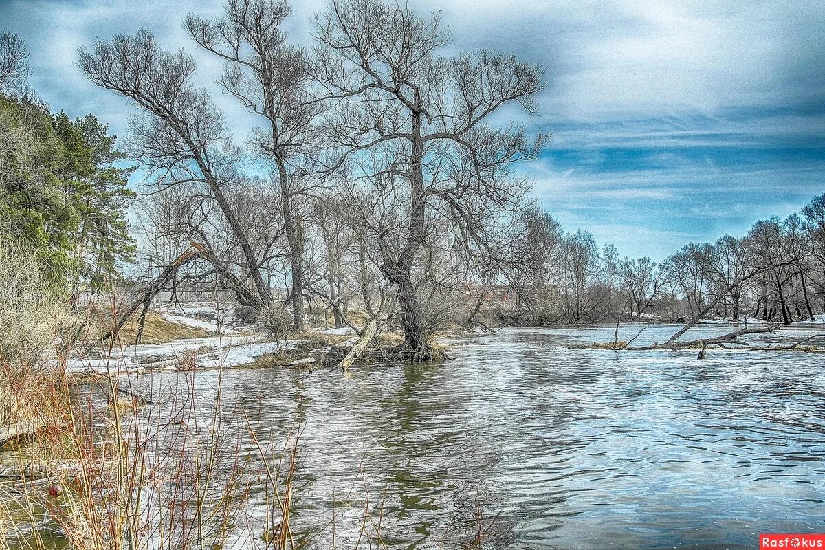 Река навести. Весенние воды. Весенний разлив вод. Вода весной.