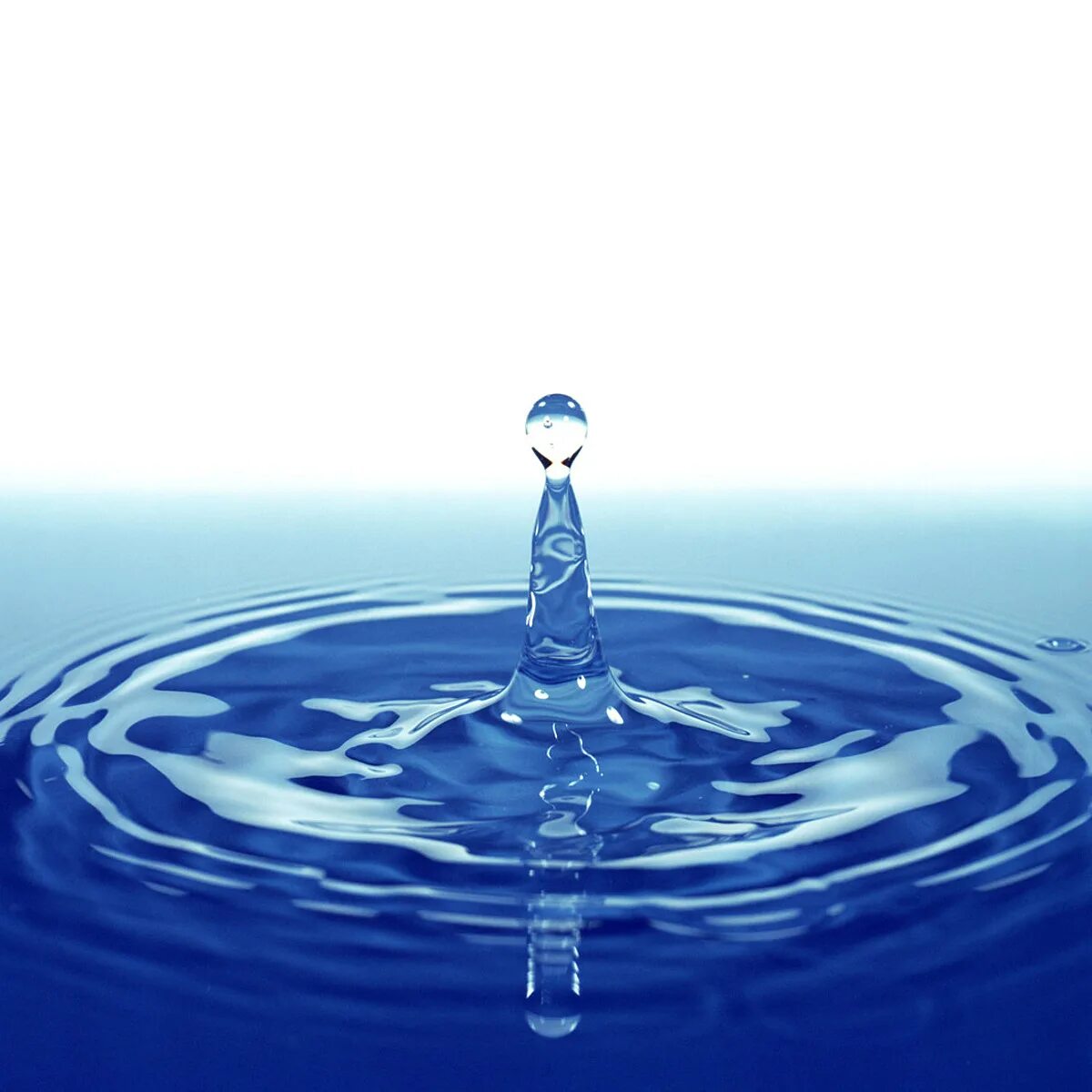 Вода является напитком. Природная вода. на воде и в воздухе. камень падает в воду. доклад о воде.