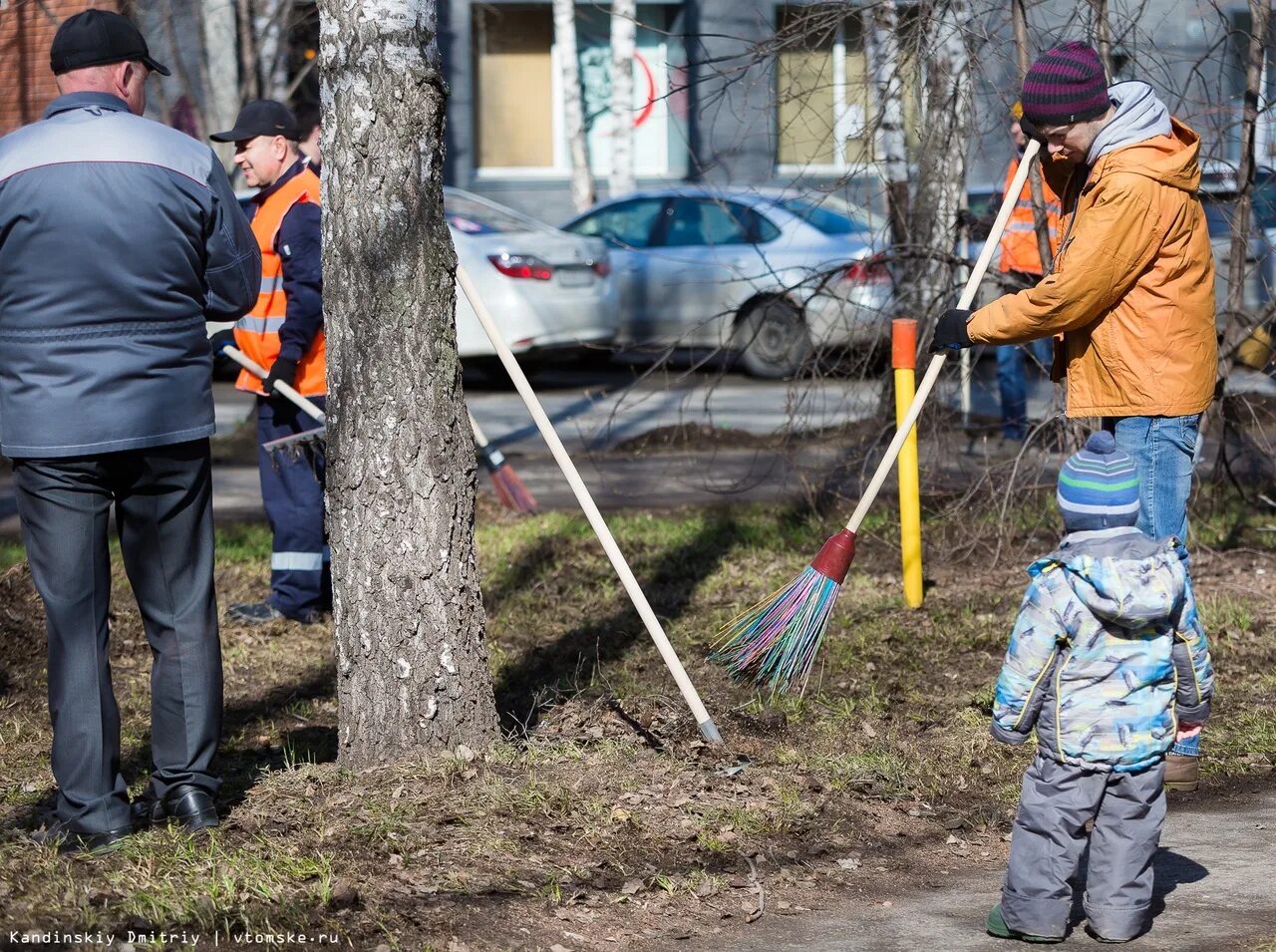 Весенняя уборка улиц. Субботник. Уборщик улиц. Уборка территории проводится 1 раз