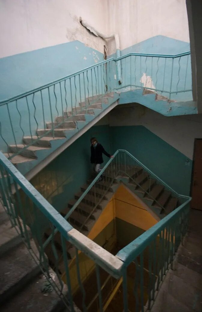 Подниматься по лестнице в подъезде. Лестница в подъезде. странная лестница в подъезде. интересная лестница в подъезде. лесенка у подъезда.