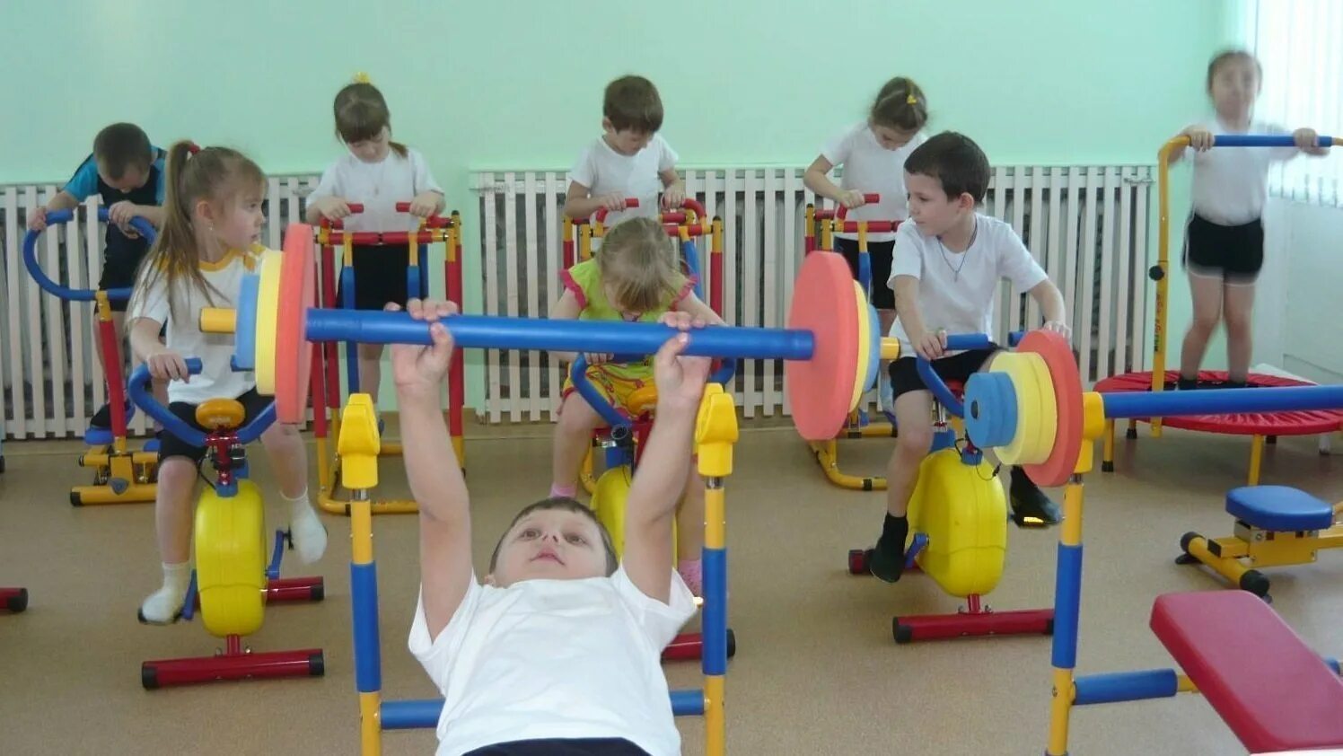 Спортивные занятия в детском саду. Физкультура в детском саду. Дети на спортивных занятиях в детском саду. Занятия физкультурой в детском саду.