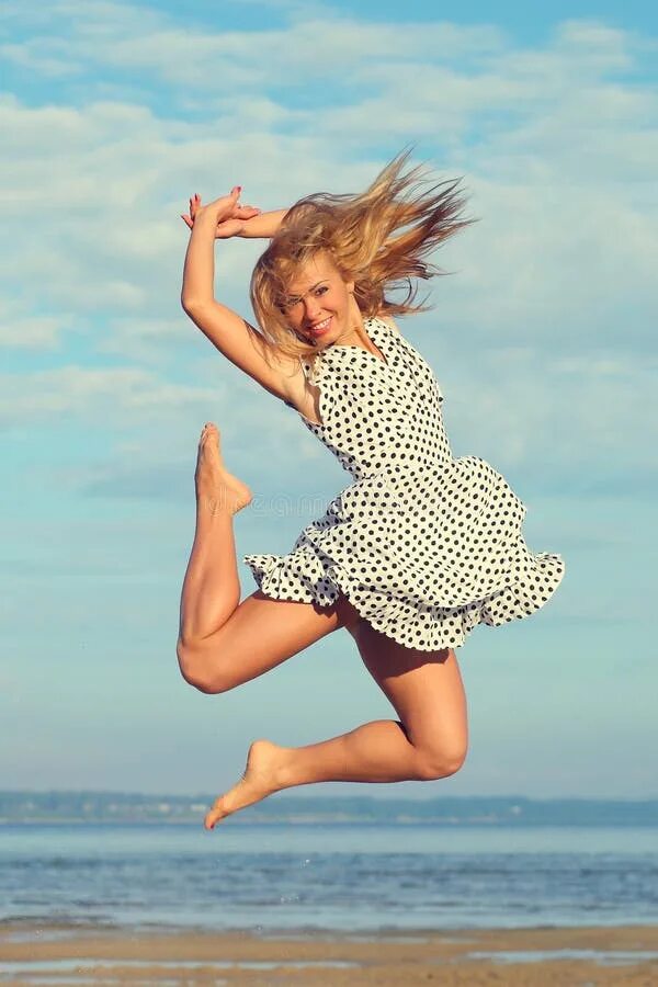 Человек радостно подпрыгивает. Carefree asian girls jumping. Фото девушки прыгающей с цветами. Девочка прыгает лет 12. Дети в прыжке.