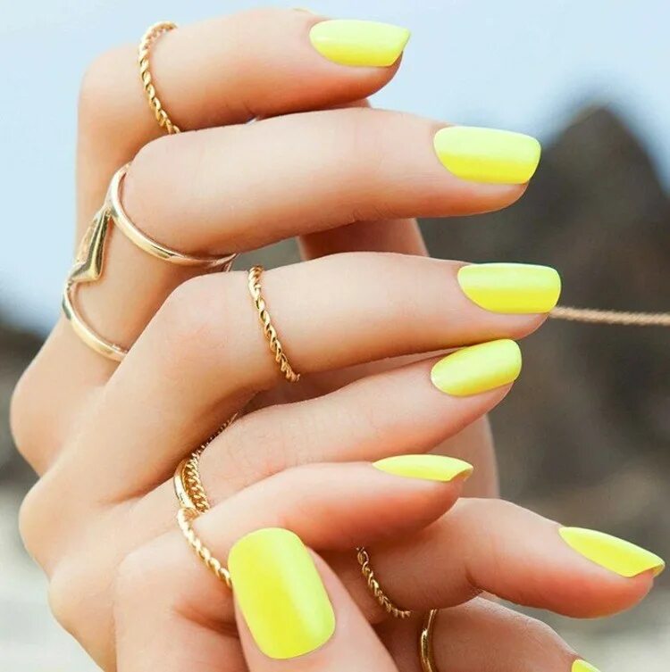 жёлтый маникюр. Yellow nails. Yellow nails. маникюр жёлтый с чёрным. маникюр желтый с белым.