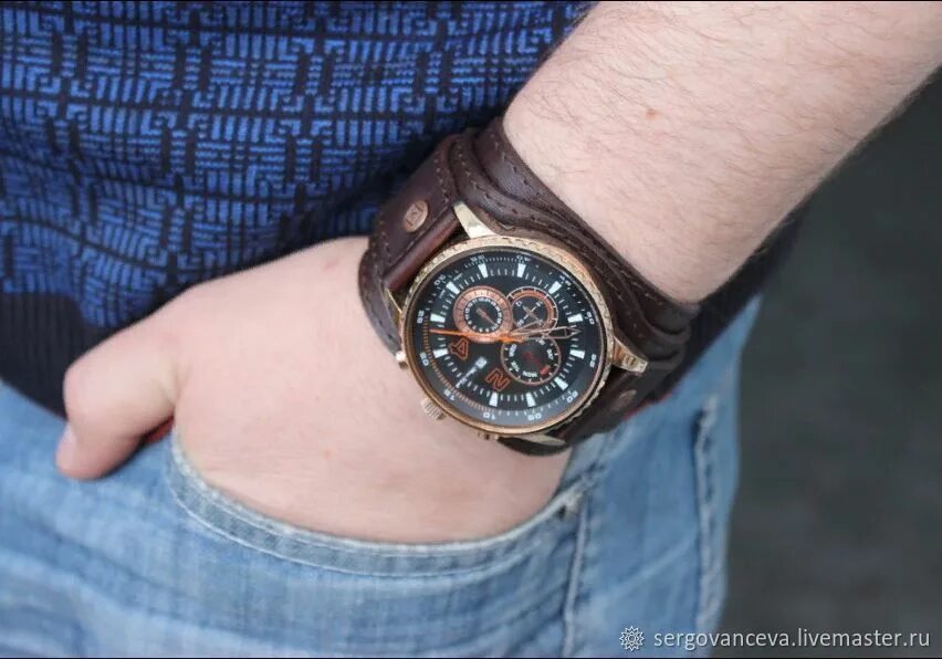 Кожаный браслет часы мужской. Кожаный браслет для часов. Широкий кожаный браслет для часов. Мужские часы на руке. Кожаный браслет для часов мужской.
