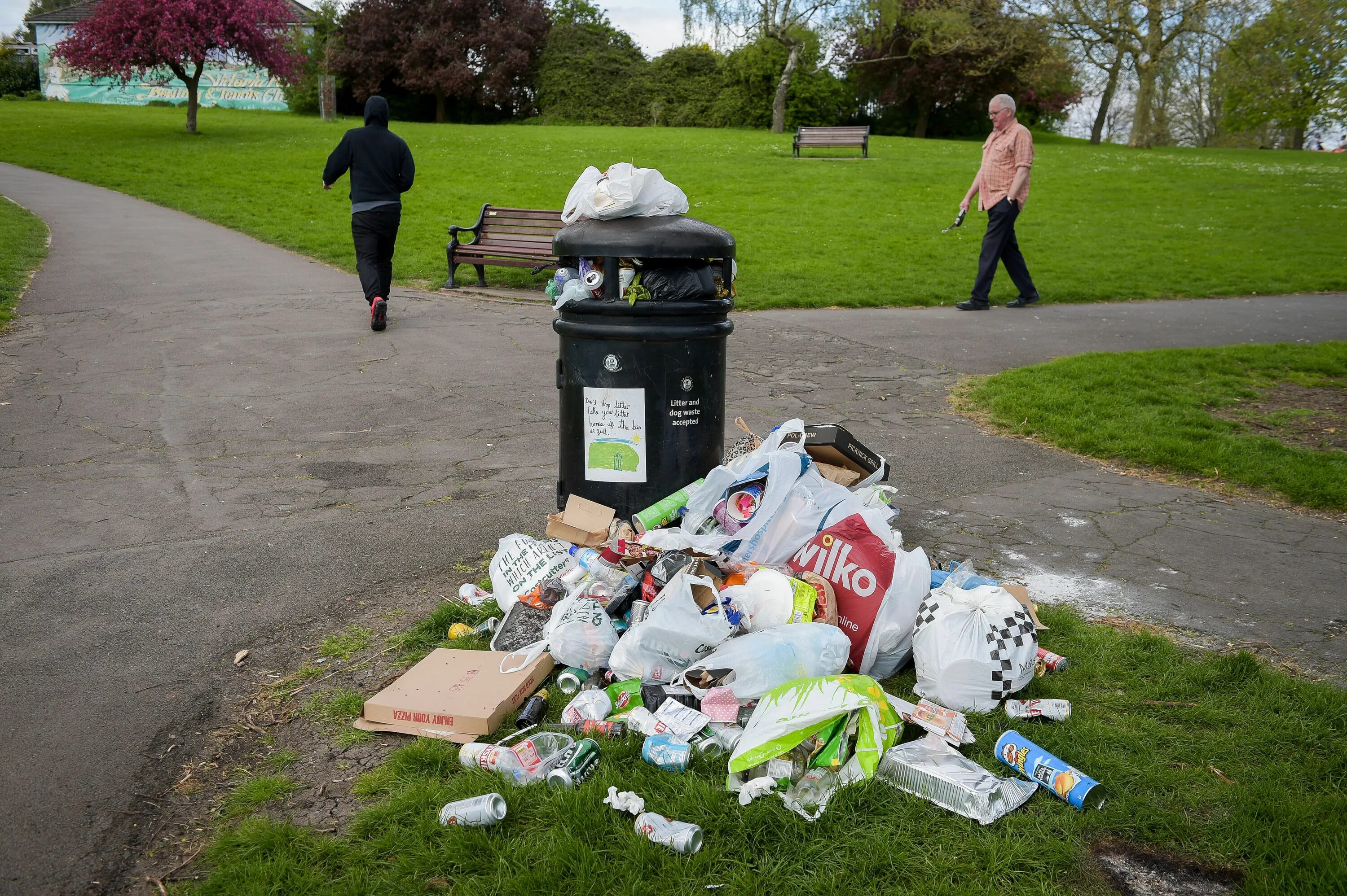 Don t pick up the trash. Gora otxodov. Litter rubbish разница.