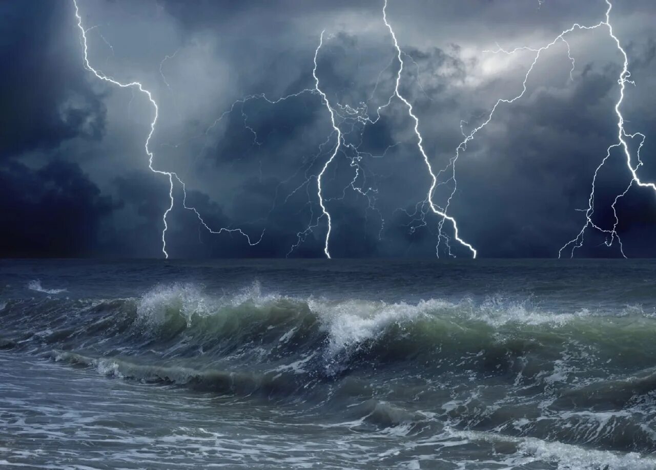 Скажи шторм. Океан ЦУНАМИ шторм гроза. Море шторм гроза. Молния над морем. Шторм с грозой.