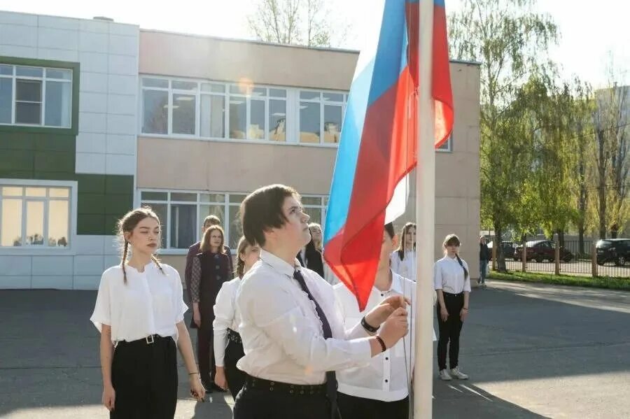 Дети поднимают флаг. Церемония поднятия флага в школе. поднятие флага в школе с 1 сентября. поднятие флага в школе с 1 сентября 2025.