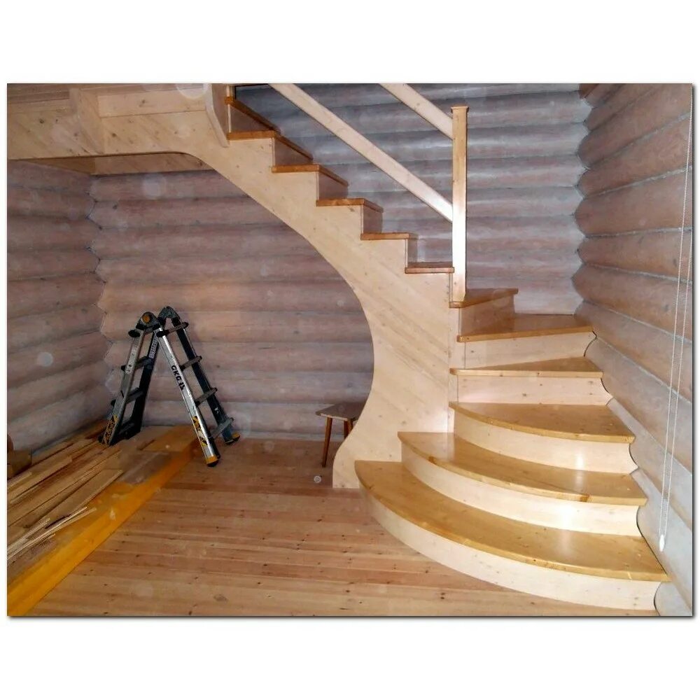 Забежная лестница в деревянном доме на второй этаж. Угловая лестница с забежными ступенями на 90 градусов. Деревянная лестница с поворотом. Лестница угловая деревянная.