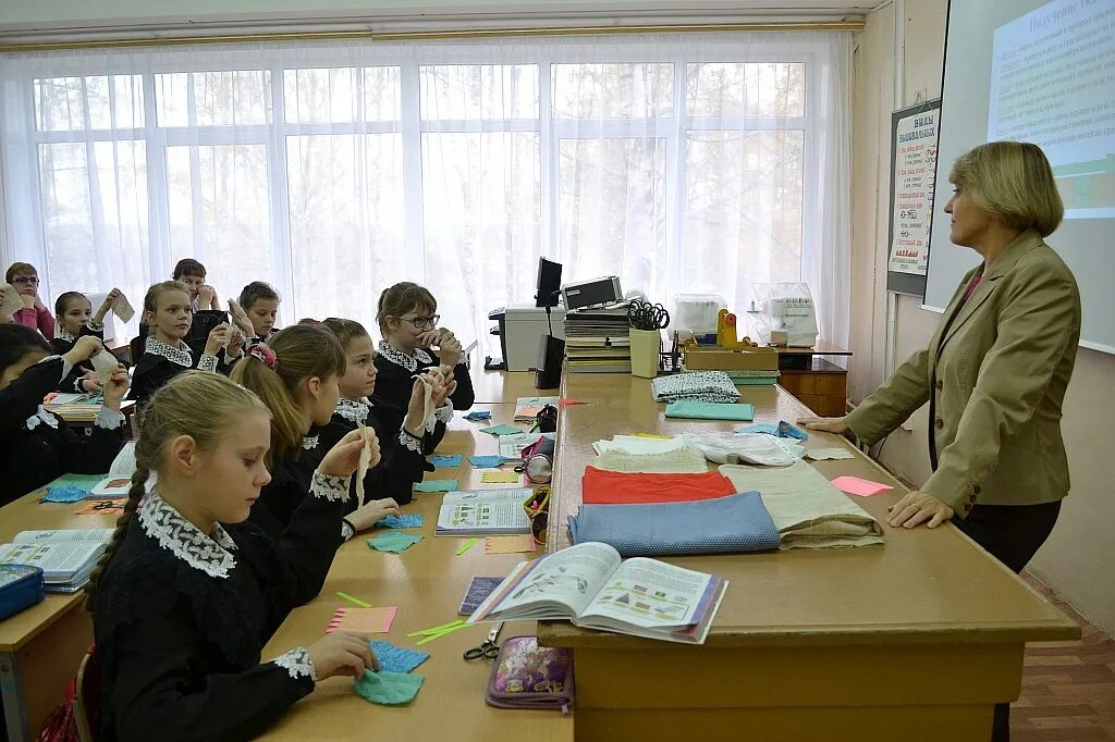 учитель на уроке технологии. швея. учитель технологии учиться. учитель технологии. урок технологии в германии.