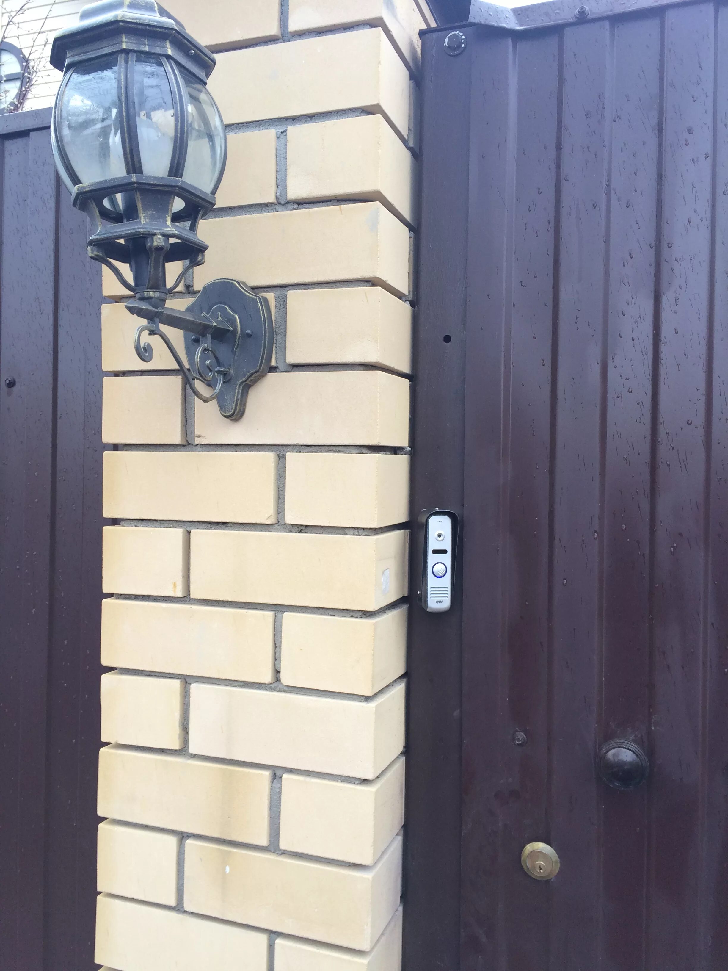 Внешний блок на калитку многоквартирный. Антивандальный домофон на калитку. Зк-40 замок для калиток. Домофон на калитку с камерой. Магнитный замок для калитки с видеодомофоном.