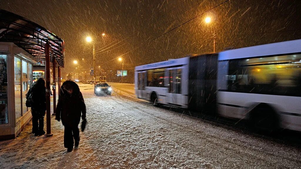 Человек остановился возле одноэтажного. Общественный транспорт зимой. Остановка зимой. Зимняя ночная автобусная остановка. Автобус зимой.
