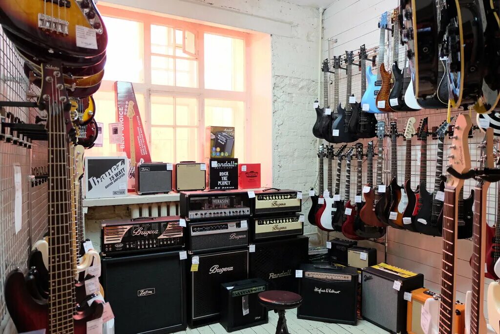магазин музыкальных инструментов. магазин музыкальныйинструментов. музыкальный магазин. ассортимент музыкальных товаров. магазин музыкальных инструментов в москве.