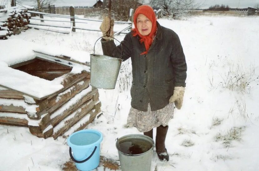 Видео ведро воды. Бабка с ведрами. Женщина с ведрами в деревне. Бабушка с ведром. Ведро в деревне.