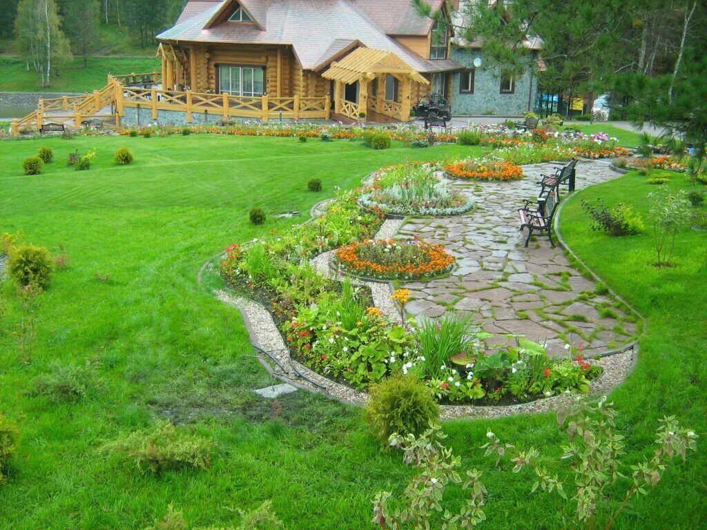 голубая ель хупси и туя даника. сад дементьева в богданихе. благоустройство территории trotuarnaya plitka. дизайный ландшафт дачного участка. Ian kitson ландшафтный дизайнер.