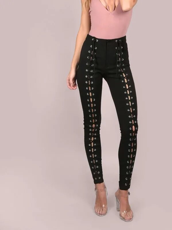 Брюки на шнуровке женские. Штаны со шнурками. Черные джинсы со шнуровкой. Штаны на шнуровке сбоку. Штаны со шнуровкой по бокам.
