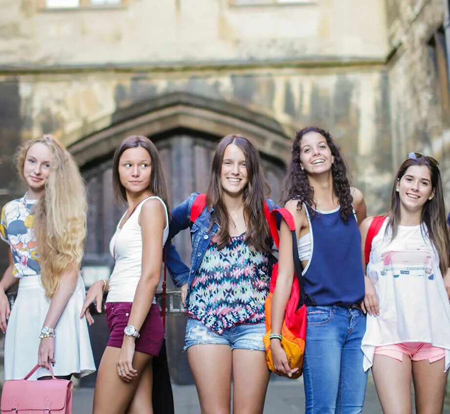 Девочки подростки в парке. Очень очень юную группой. Селена гомес отвязные каникулы. Куча девушек в купальниках. Очень очень юную группой.