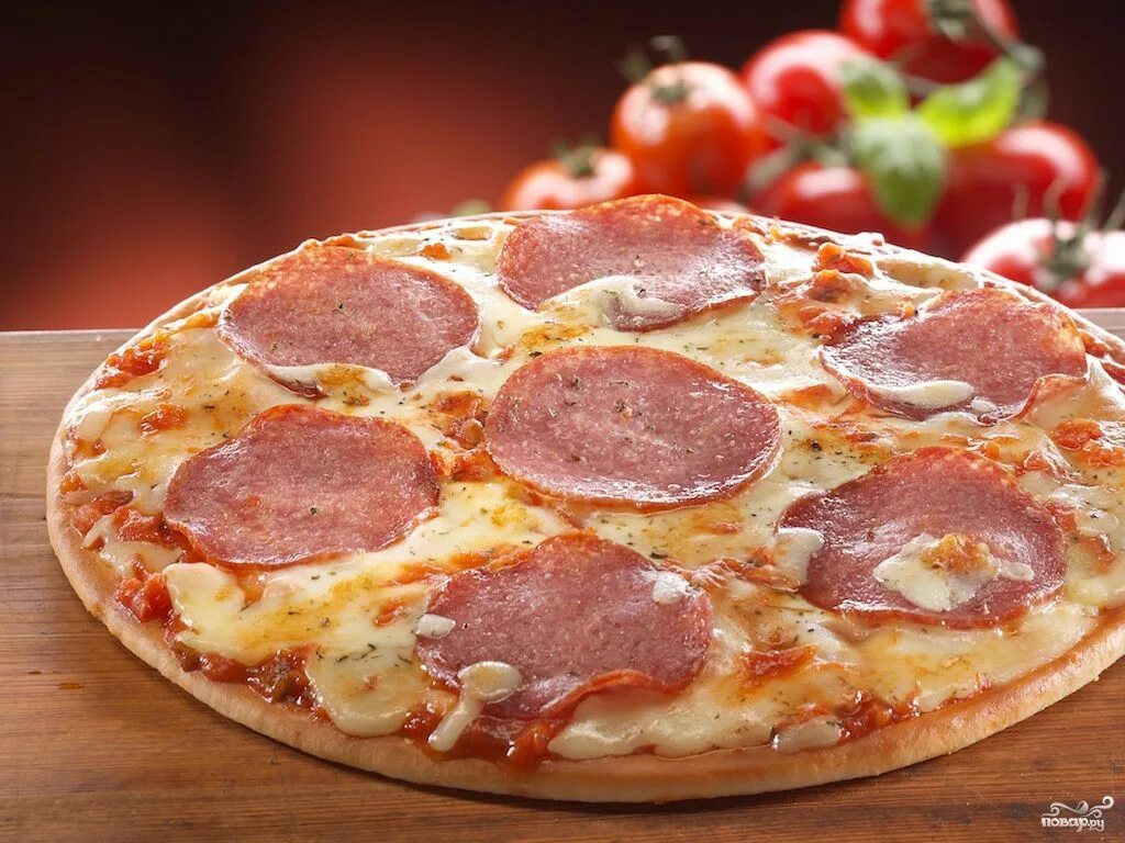 Пицца с колбасой и готовым тестом. Пицца с колбасой. Пицца c колбасой. Пицца салями. Пицца с сервелатом.